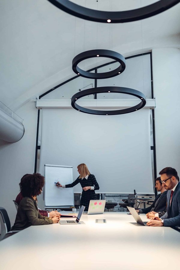 Quelle est l'influence des critiques en ligne sur le succès des expositions d'art ?